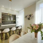 Apartament Deja Blue - Beautiful 4 Beds & 4 Baths, 10min From Palais, 4 Stars