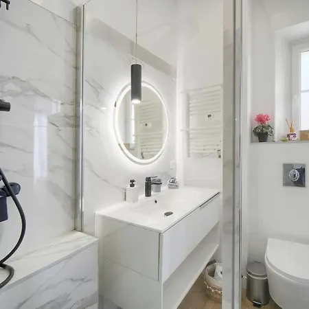 Deja Blue - Beautiful 4 Beds & 4 Baths, 10min From Palais, 4 Stars Apartmán *